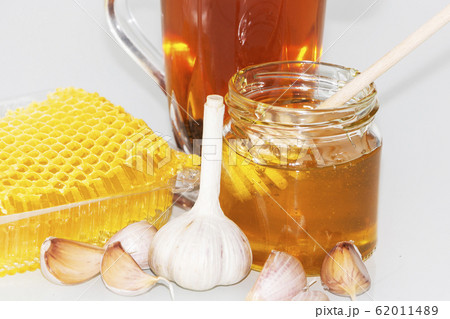 Tea with lemon and honey, garlic cloves. The honey Tea with lemon and honey, garlic cloves. The honey 62011489