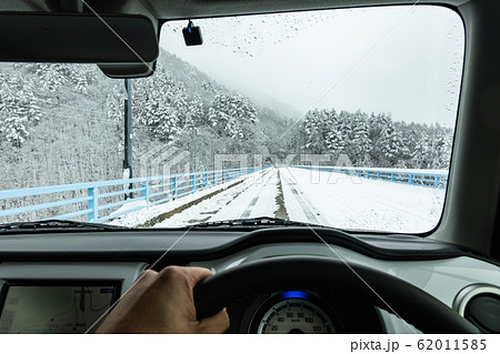 雪道の運転 62011585