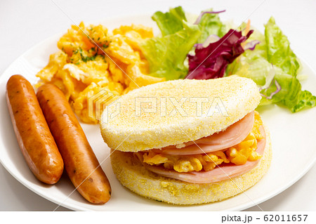 イングリッシュマフィンサンドイッチを中心としたワンプレート(白皿･白バック)。朝食･軽食等イメージ。 62011657