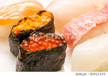 軍艦巻き･にぎり寿司盛り合わせの、イクラ軍艦を中心としたアップ。 62012143