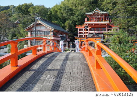 朱塗りの太鼓橋と草戸稲荷神社2　広島県福山市 62013128