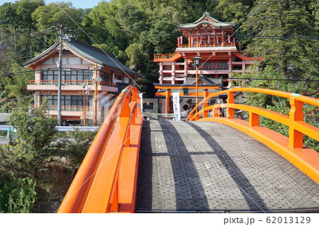 朱塗りの太鼓橋と草戸稲荷神社1　広島県福山市 62013129