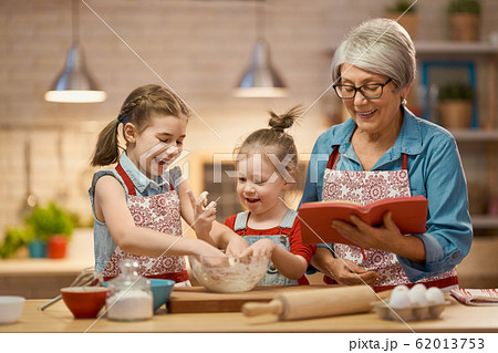 Homemade food and little helper 62013753