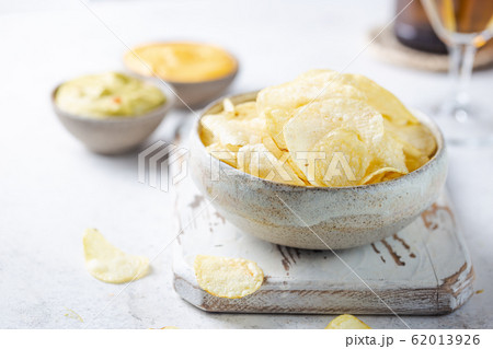 Crunchy delicious potato chips 62013926