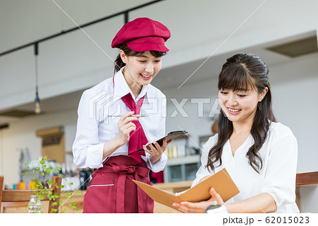 カフェ スタッフ カフェ スタッフ 62015023
