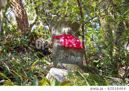 際立つ、お地蔵様の水玉の前掛け 際立つ、お地蔵様の水玉の前掛け 62016464