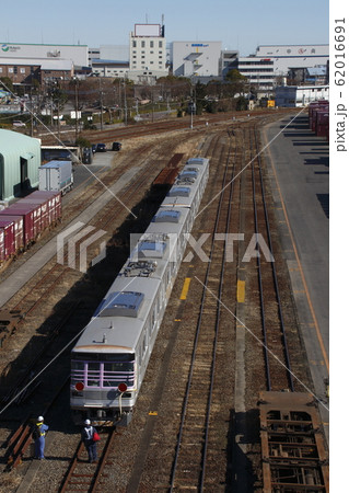 越谷ターミナルで出発を待つ、長野電鉄3000系(元日比谷線) 越谷ターミナルで出発を待つ、長野電鉄3000系(元日比谷線) 62016691