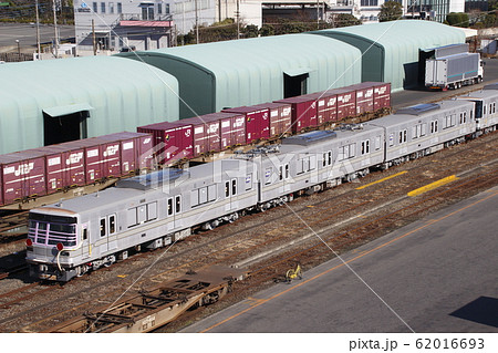 越谷ターミナルで出発を待つ、長野電鉄3000系（元日比谷線03-104F） 62016693