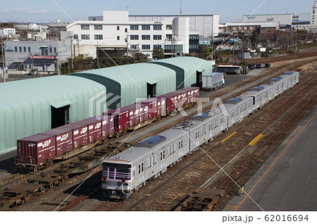 越谷ターミナルで出発を待つ、長野電鉄3000系 62016694