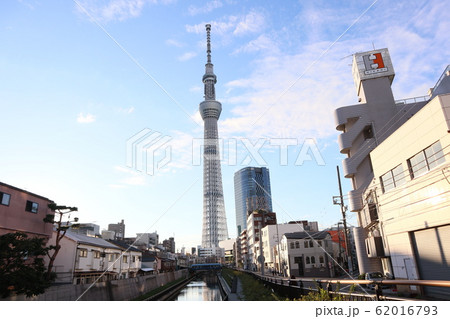 青空と雲と東京スカイツリーの写真素材