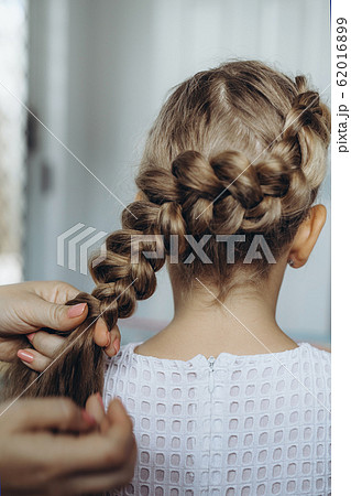 Mother do hair braid to her daughter 62016899