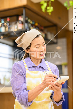 働くシニア女性　ネオシニア　 62020128