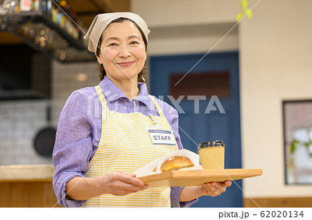 働くシニア女性 ネオシニア 働くシニア女性 ネオシニア 62020134