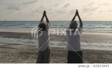 Holiday concept. Old people are practicing fresh 62021645
