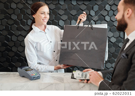 Paying for purchases in shop Paying for purchases in shop 62022031