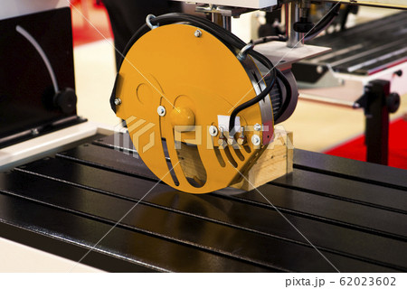 Milling and sawing machine for processing wood Milling and sawing machine for processing wood 62023602