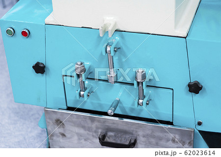 Tapping aluminum automotive part by cnc machining 62023614