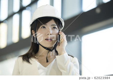働く 女性 ヘルメット 働く 女性 ヘルメット 62023984