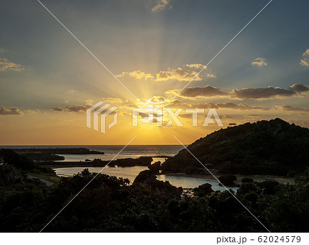 宮古島の観光スポット「イムギャーガーデン」の晴れた日の夕焼けの風景 宮古島の観光スポット「イムギャーガーデン」の晴れた日の夕焼けの風景 62024579