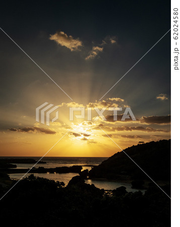 宮古島の観光スポット「イムギャーガーデン」の晴れた日の夕焼けの風景 宮古島の観光スポット「イムギャーガーデン」の晴れた日の夕焼けの風景 62024580