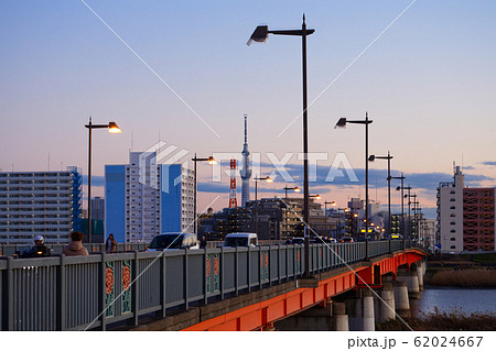 荒川の川原より夕暮れの東京スカイツリーを望む　西新井橋 62024667
