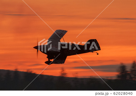 夕暮れ　複葉機　ピッツ　低空飛行 62028040