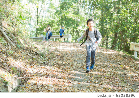 ハイキングをする家族 62028296