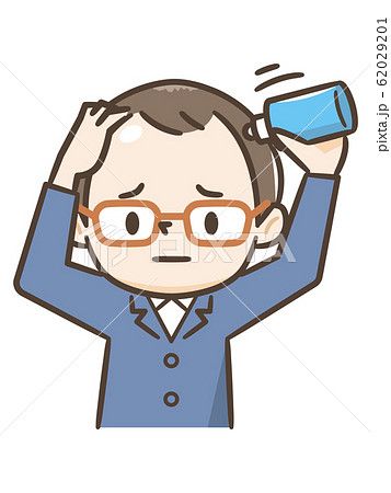 育毛剤で頭皮マッサージをする男性　ハゲ 62029201