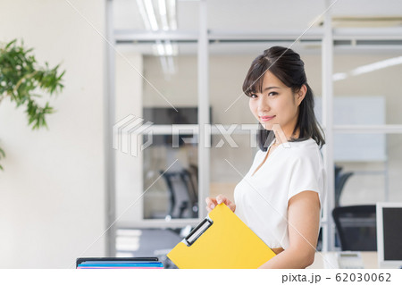 ビジネスウーマン、若い女性 ビジネスウーマン、若い女性 62030062