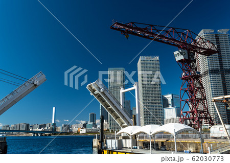 隅田川晴美運河と高層マンション群と跳ね橋 62030773