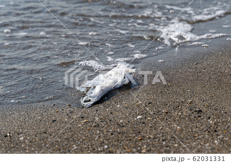砂浜に打ち上げられたレジ袋　海洋ゴミ 62031331