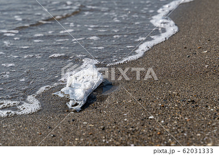 砂浜に打ち上げられたレジ袋　海洋ゴミ 62031333