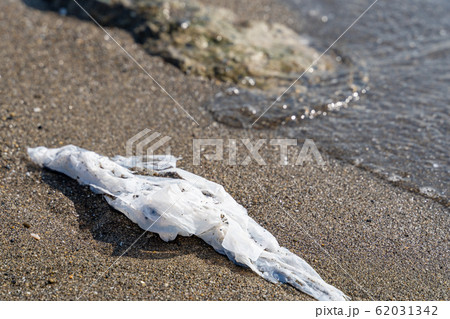 砂浜に打ち上げられたレジ袋　海洋ゴミ 62031342