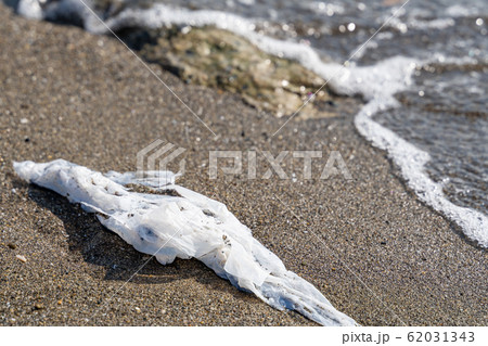 砂浜に打ち上げられたレジ袋 海洋ゴミ 砂浜に打ち上げられたレジ袋 海洋ゴミ 62031343