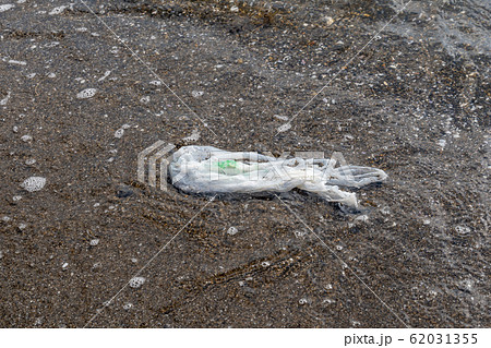 砂浜に打ち上げられたレジ袋 海洋ゴミ 砂浜に打ち上げられたレジ袋 海洋ゴミ 62031355