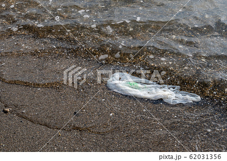 砂浜に打ち上げられたレジ袋　海洋ゴミ 62031356
