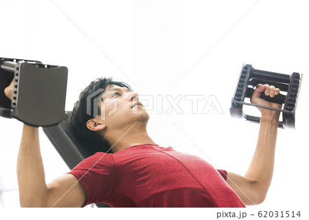 トレーニングをする男性 62031514