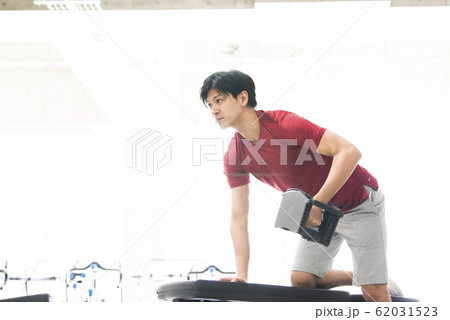 トレーニングをする男性 トレーニングをする男性 62031523