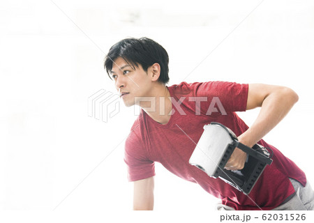 トレーニングをする男性 トレーニングをする男性 62031526