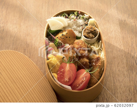 曲げわっぱのお弁当 62032097