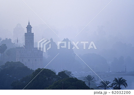 Torre del Oro amongst trees and fog in Seville, Spain 62032200