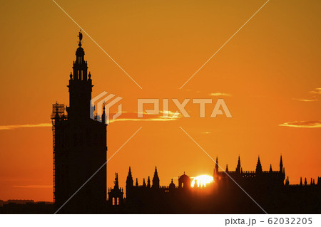 Giralda bell tower at sunset in Seville, Spain Giralda bell tower at sunset in Seville, Spain 62032205