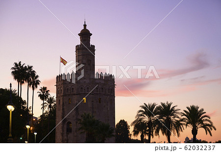 Torre del Oro by palm trees at sunset in Seville, Spain Torre del Oro by palm trees at sunset in Seville, Spain 62032237