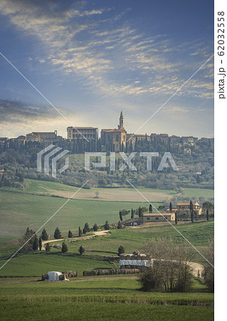 Field and buildings in Tuscany, Italy 62032558
