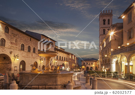 Fountain in Piazza del Comune at sunset in Assisi, Italy Fountain in Piazza del Comune at sunset in Assisi, Italy 62032577