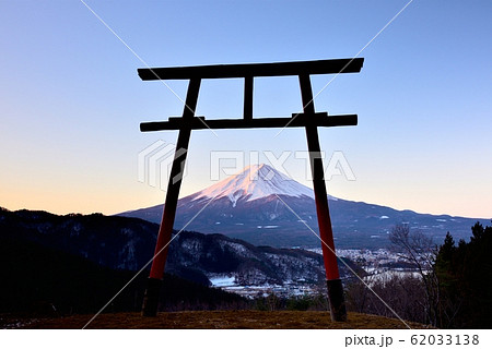 富士山と赤い鳥居 富士山と赤い鳥居 62033138