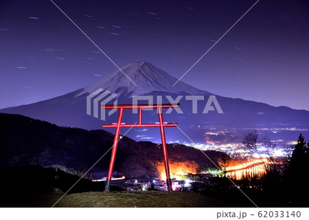 富士山と赤い鳥居 富士山と赤い鳥居 62033140