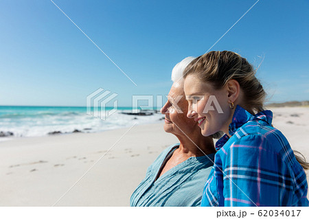 Grandmother and mother at the beach 62034017
