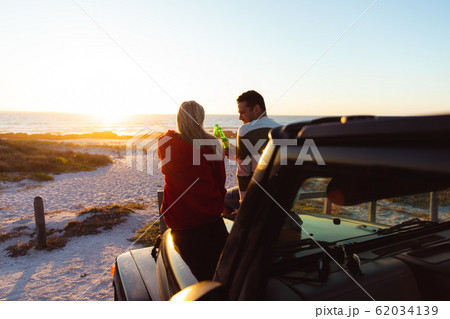 Couple with a car enjoying free time Couple with a car enjoying free time 62034139