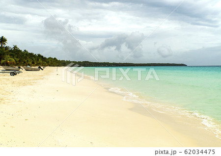 ニューカレドニア ロイヤルティ諸島 ウベア島　ムリ島のパウダーサンドロングビーチ 62034475